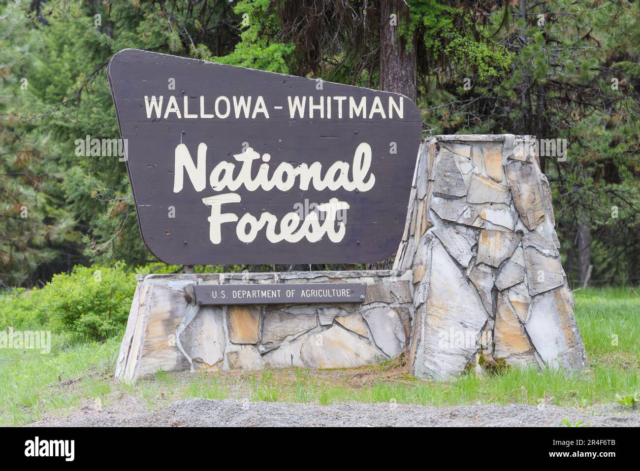 Enterprise, OR, USA - 24 maggio 2023; Iscriviti alla Wallowa Whitman National Forest nel nord-est dell'Oregon Foto Stock