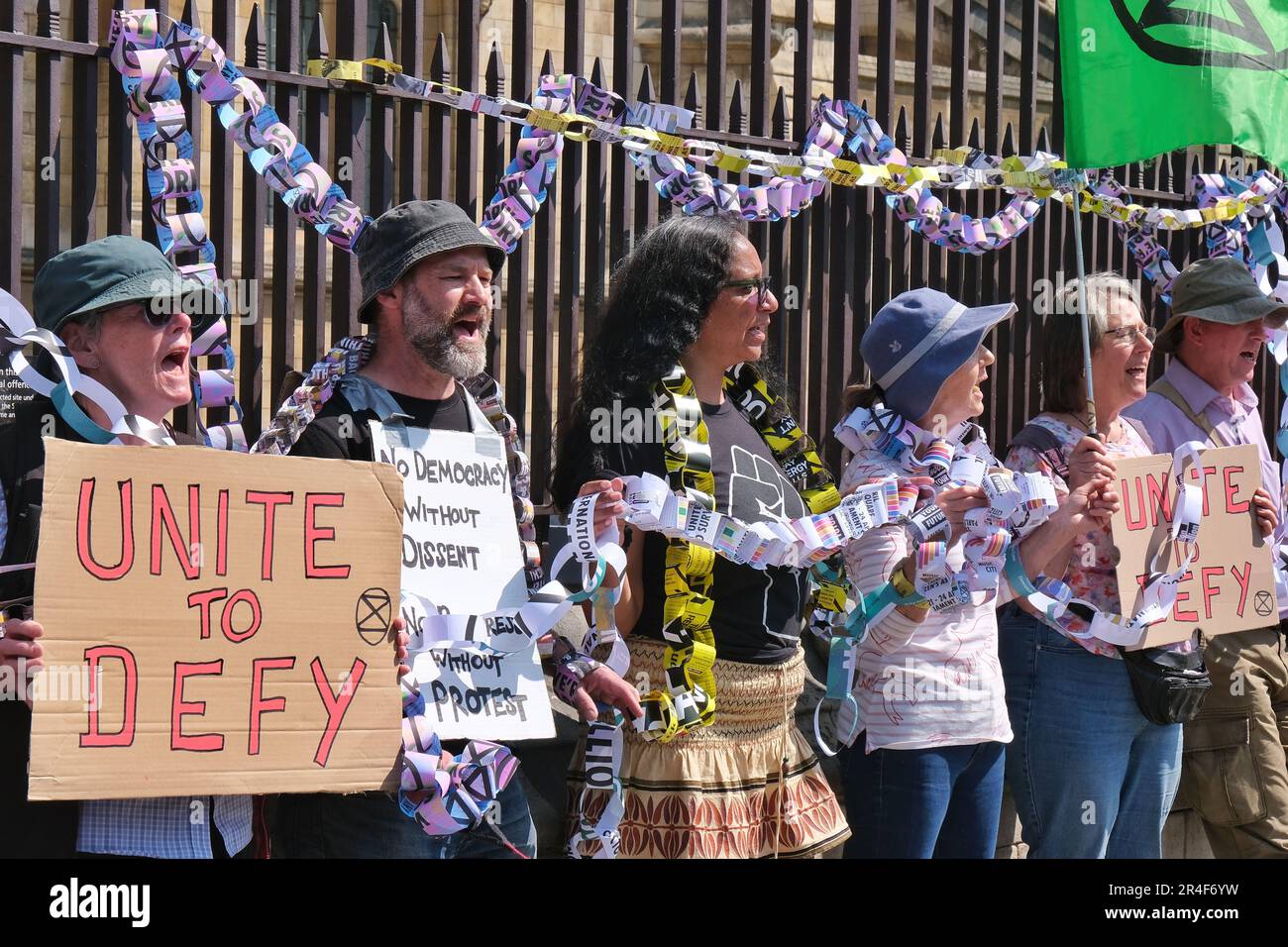 Londra, Regno Unito. 27th maggio, 2023. Attivisti provenienti da una varietà di organizzazioni tra cui Republic, Extinction Rebellion (XR), Just Stop Oil (JSO) e Black Lives Matter (BLM) hanno marciato in opposizione al disegno di legge dell'ordine pubblico, recentemente dato regale ascensione, e altre leggi governative che, secondo i dimostranti, limitano la protesta pacifica, criminalizzando azioni come il blocco e l'estensione dei poteri di stop e di seach. Credit: Undicesima ora di Fotografia/Alamy Live News Foto Stock