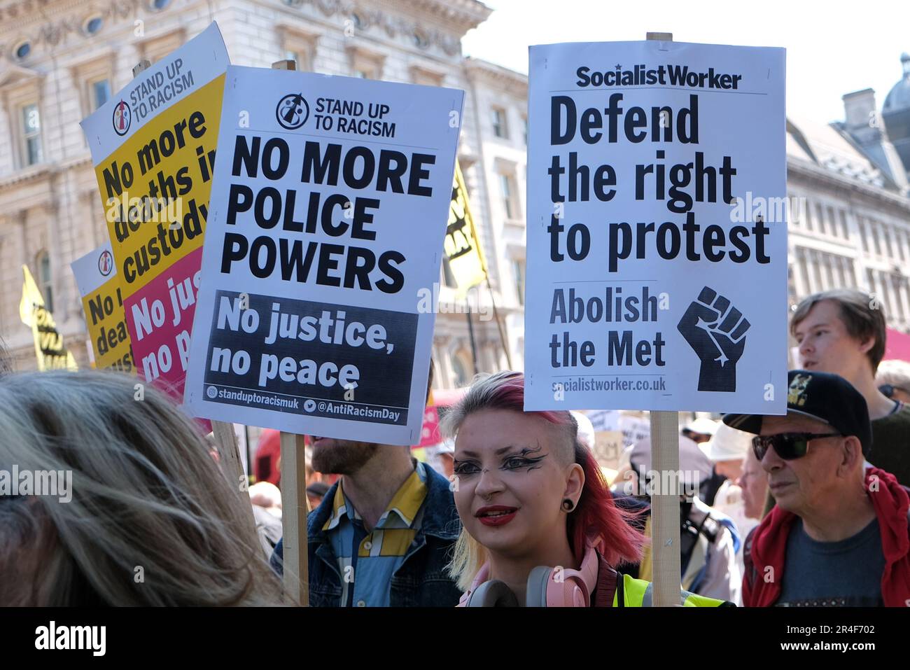 Londra, Regno Unito. 27th maggio, 2023. Attivisti provenienti da una varietà di organizzazioni tra cui Republic, Extinction Rebellion (XR), Just Stop Oil (JSO) e Black Lives Matter (BLM) hanno marciato in opposizione al disegno di legge dell'ordine pubblico, recentemente dato regale ascensione, e altre leggi governative che, secondo i dimostranti, limitano la protesta pacifica, criminalizzando azioni come il blocco e l'estensione dei poteri di stop e di seach. Credit: Undicesima ora di Fotografia/Alamy Live News Foto Stock