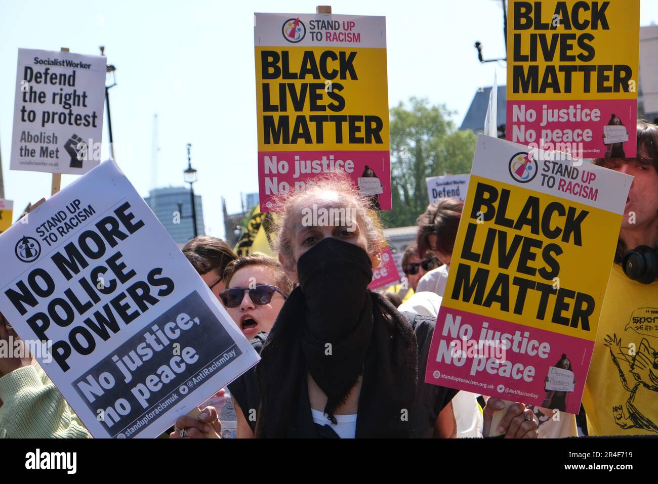 Londra, Regno Unito. 27th maggio, 2023. Attivisti provenienti da una varietà di organizzazioni tra cui Republic, Extinction Rebellion (XR), Just Stop Oil (JSO) e Black Lives Matter (BLM) hanno marciato in opposizione al disegno di legge dell'ordine pubblico, recentemente dato regale ascensione, e altre leggi governative che, secondo i dimostranti, limitano la protesta pacifica, criminalizzando azioni come il blocco e l'estensione dei poteri di stop e di seach. Credit: Undicesima ora di Fotografia/Alamy Live News Foto Stock