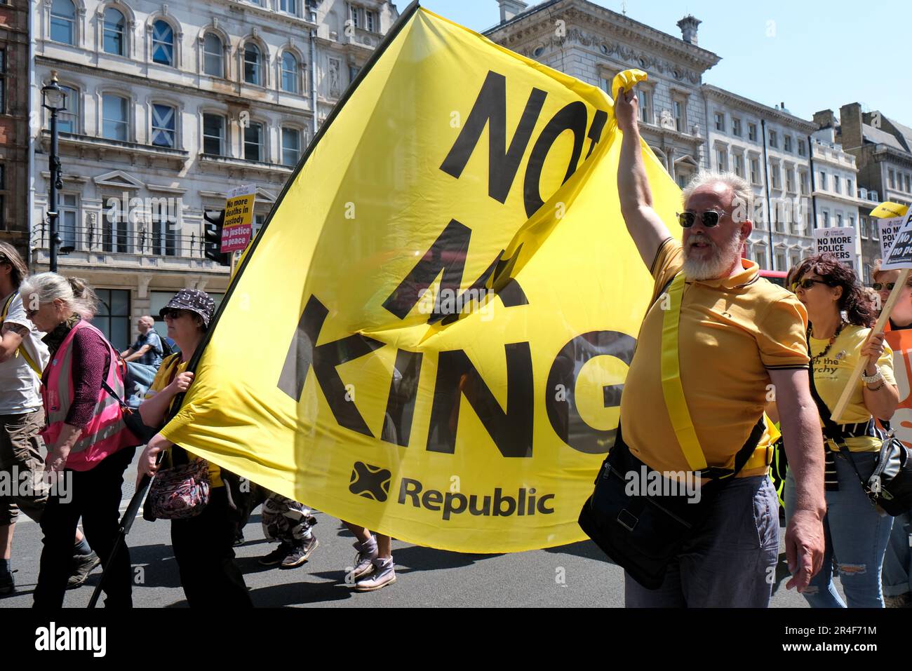 Londra, Regno Unito. 27th maggio, 2023. Attivisti provenienti da una varietà di organizzazioni tra cui Republic, Extinction Rebellion (XR), Just Stop Oil (JSO) e Black Lives Matter (BLM) hanno marciato in opposizione al disegno di legge dell'ordine pubblico, recentemente dato regale ascensione, e altre leggi governative che, secondo i dimostranti, limitano la protesta pacifica, criminalizzando azioni come il blocco e l'estensione dei poteri di stop e di seach. Credit: Undicesima ora di Fotografia/Alamy Live News Foto Stock