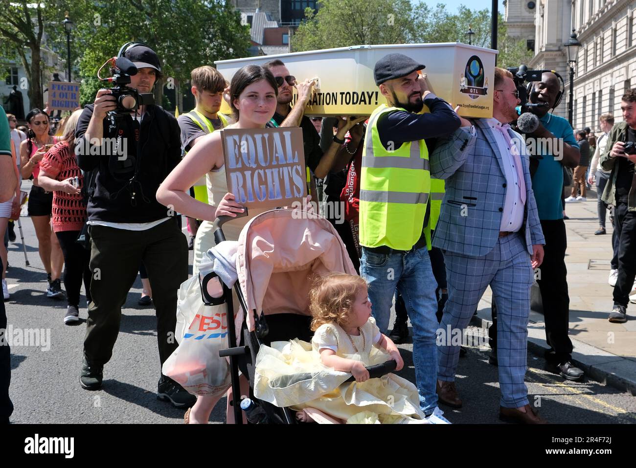 Londra, Regno Unito. 27th maggio, 2023. Attivisti provenienti da una varietà di organizzazioni tra cui Republic, Extinction Rebellion (XR), Just Stop Oil (JSO) e Black Lives Matter (BLM) hanno marciato in opposizione al disegno di legge dell'ordine pubblico, recentemente dato regale ascensione, e altre leggi governative che, secondo i dimostranti, limitano la protesta pacifica, criminalizzando azioni come il blocco e l'estensione dei poteri di stop e di seach. Credit: Undicesima ora di Fotografia/Alamy Live News Foto Stock