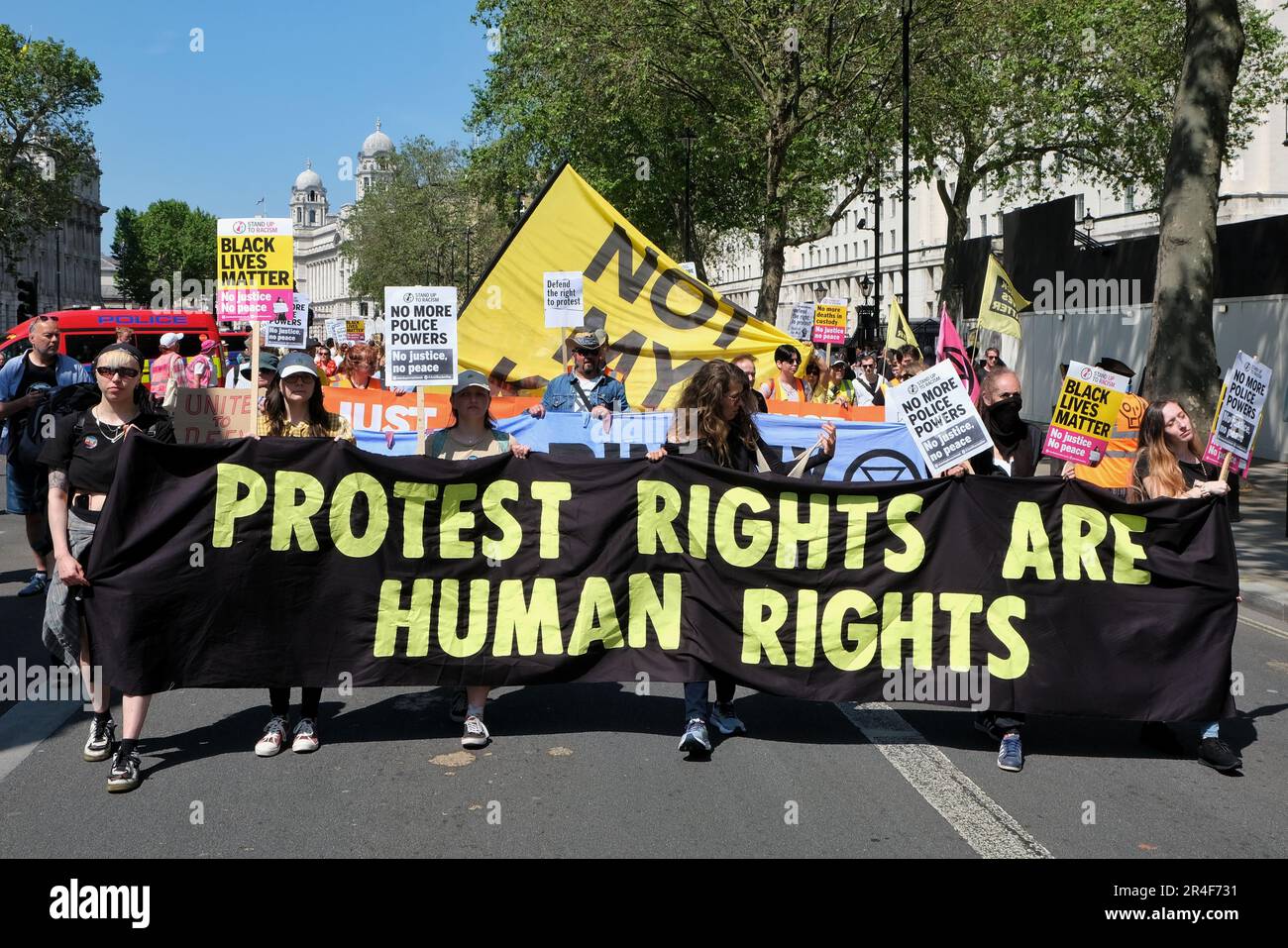Londra, Regno Unito. 27th maggio, 2023. Attivisti provenienti da una varietà di organizzazioni tra cui Republic, Extinction Rebellion (XR), Just Stop Oil (JSO) e Black Lives Matter (BLM) hanno marciato in opposizione al disegno di legge dell'ordine pubblico, recentemente dato regale ascensione, e altre leggi governative che, secondo i dimostranti, limitano la protesta pacifica, criminalizzando azioni come il blocco e l'estensione dei poteri di stop e di seach. Credit: Undicesima ora di Fotografia/Alamy Live News Foto Stock