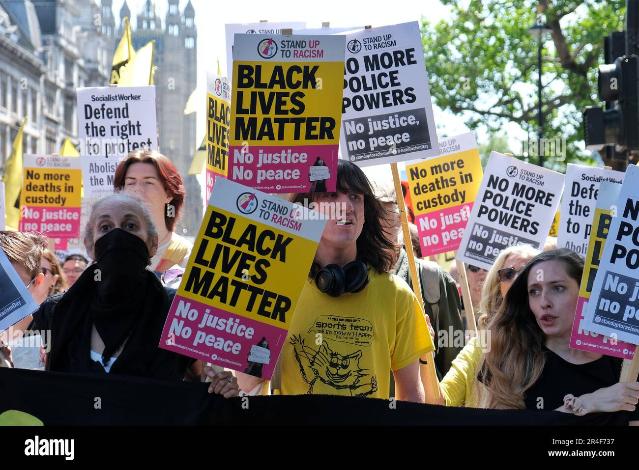Londra, Regno Unito. 27th maggio, 2023. Attivisti provenienti da una varietà di organizzazioni tra cui Republic, Extinction Rebellion (XR), Just Stop Oil (JSO) e Black Lives Matter (BLM) hanno marciato in opposizione al disegno di legge dell'ordine pubblico, recentemente dato regale ascensione, e altre leggi governative che, secondo i dimostranti, limitano la protesta pacifica, criminalizzando azioni come il blocco e l'estensione dei poteri di stop e di seach. Credit: Undicesima ora di Fotografia/Alamy Live News Foto Stock