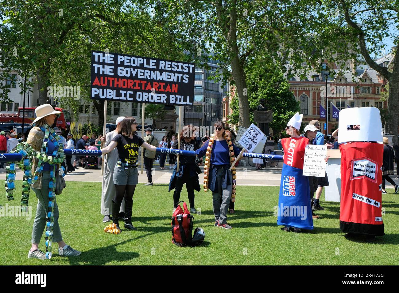 Londra, Regno Unito. 27th maggio, 2023. Attivisti provenienti da una varietà di organizzazioni tra cui Republic, Extinction Rebellion (XR), Just Stop Oil (JSO) e Black Lives Matter (BLM) hanno marciato in opposizione al disegno di legge dell'ordine pubblico, recentemente dato regale ascensione, e altre leggi governative che, secondo i dimostranti, limitano la protesta pacifica, criminalizzando azioni come il blocco e l'estensione dei poteri di stop e di seach. Credit: Undicesima ora di Fotografia/Alamy Live News Foto Stock