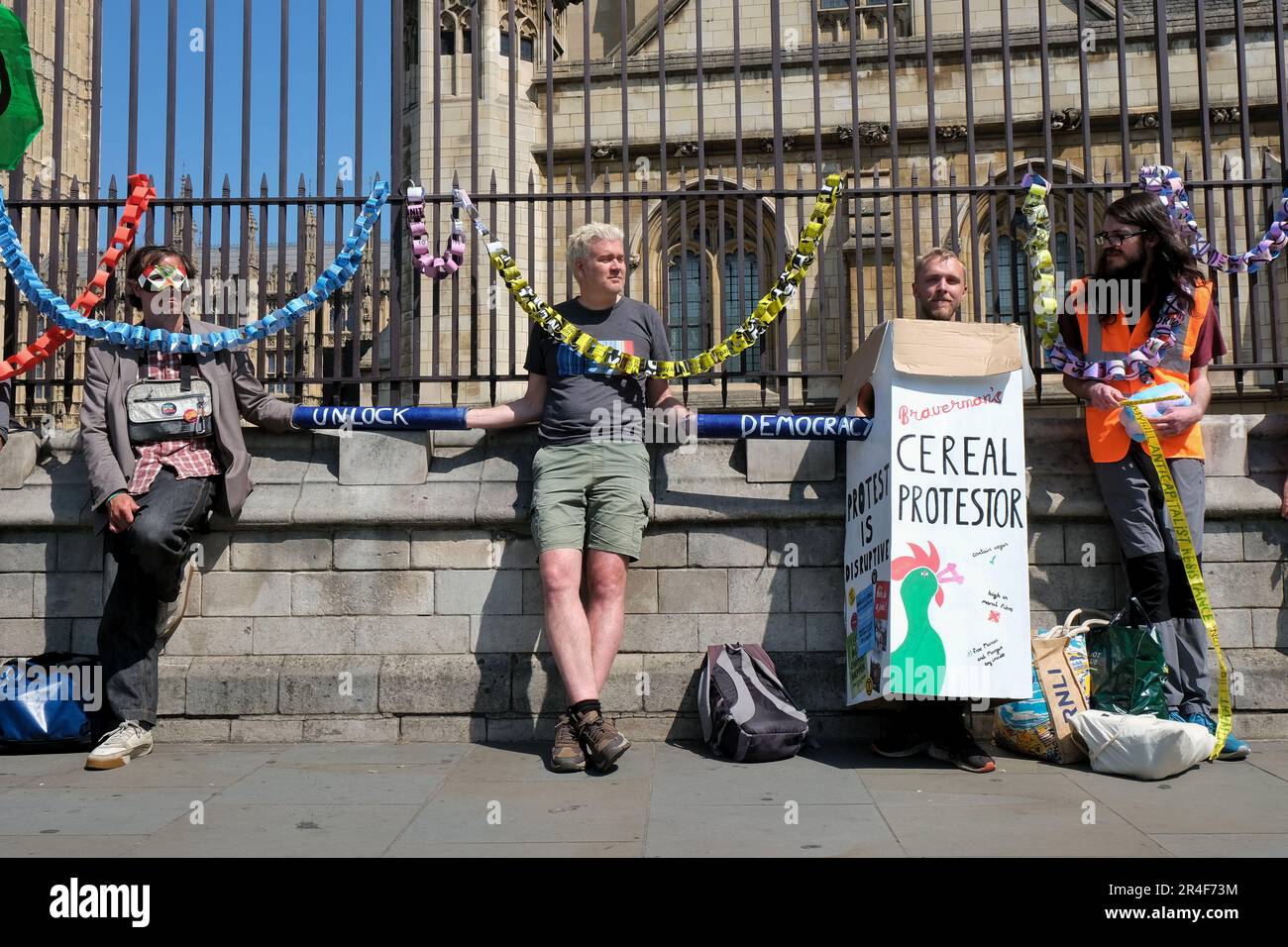 Londra, Regno Unito. 27th maggio, 2023. Attivisti provenienti da una varietà di organizzazioni tra cui Republic, Extinction Rebellion (XR), Just Stop Oil (JSO) e Black Lives Matter (BLM) hanno marciato in opposizione al disegno di legge dell'ordine pubblico, recentemente dato regale ascensione, e altre leggi governative che, secondo i dimostranti, limitano la protesta pacifica, criminalizzando azioni come il blocco e l'estensione dei poteri di stop e di seach. Credit: Undicesima ora di Fotografia/Alamy Live News Foto Stock