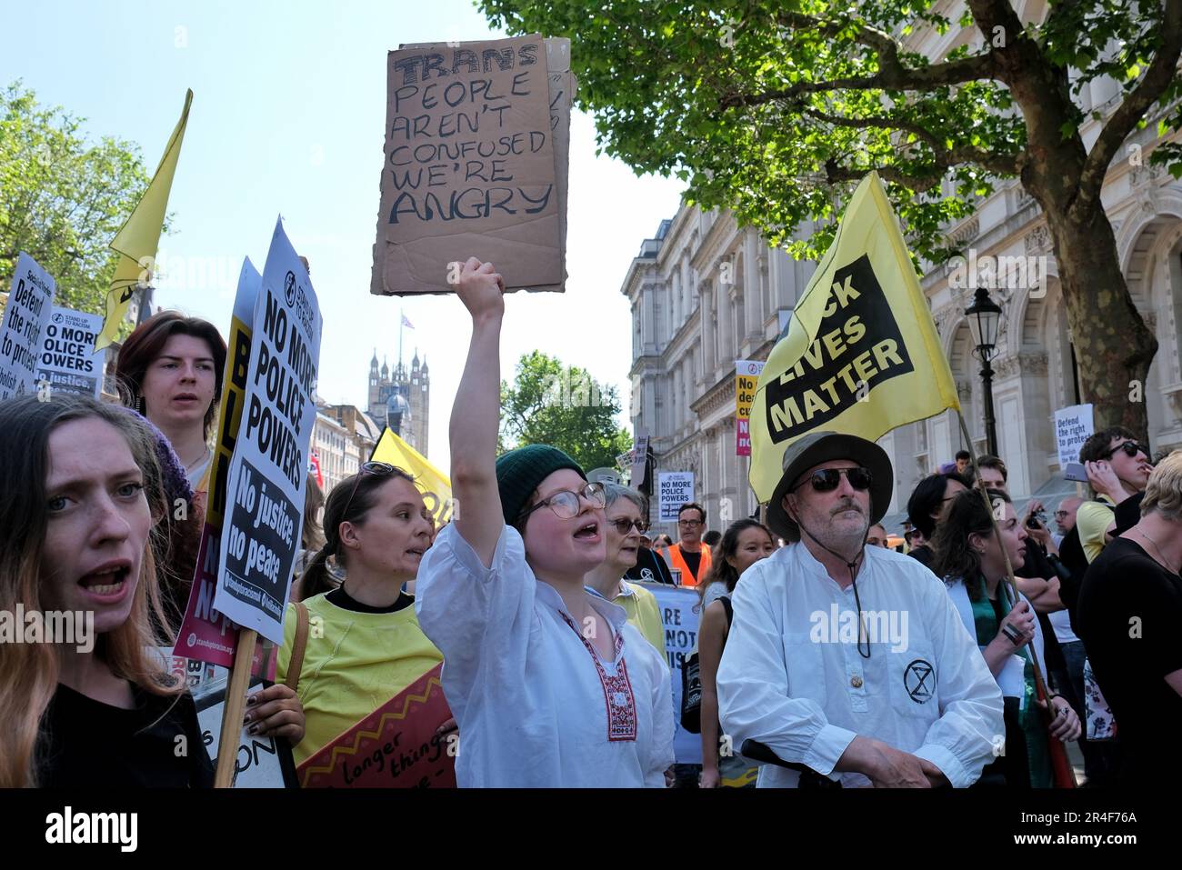 Londra, Regno Unito. 27th maggio, 2023. Attivisti provenienti da una varietà di organizzazioni tra cui Republic, Extinction Rebellion (XR), Just Stop Oil (JSO) e Black Lives Matter (BLM) hanno marciato in opposizione al disegno di legge dell'ordine pubblico, recentemente dato regale ascensione, e altre leggi governative che, secondo i dimostranti, limitano la protesta pacifica, criminalizzando azioni come il blocco e l'estensione dei poteri di stop e di seach. Credit: Undicesima ora di Fotografia/Alamy Live News Foto Stock