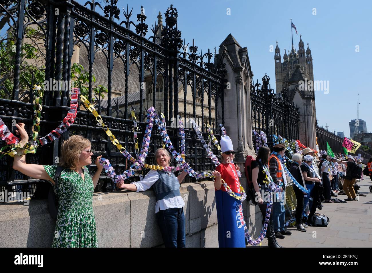 Londra, Regno Unito. 27th maggio, 2023. Attivisti provenienti da una varietà di organizzazioni tra cui Republic, Extinction Rebellion (XR), Just Stop Oil (JSO) e Black Lives Matter (BLM) hanno marciato in opposizione al disegno di legge dell'ordine pubblico, recentemente dato regale ascensione, e altre leggi governative che, secondo i dimostranti, limitano la protesta pacifica, criminalizzando azioni come il blocco e l'estensione dei poteri di stop e di seach. Credit: Undicesima ora di Fotografia/Alamy Live News Foto Stock
