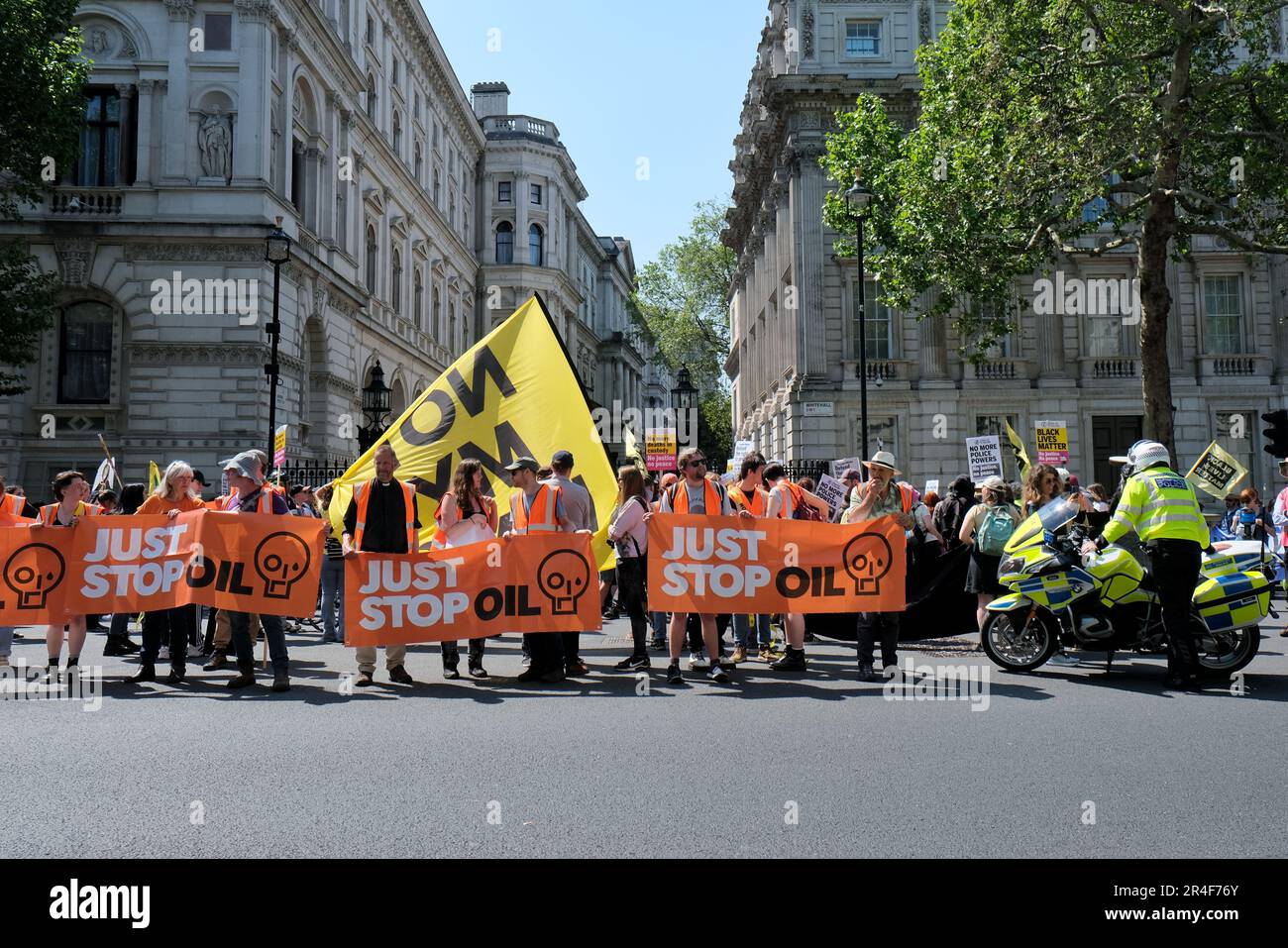 Londra, Regno Unito. 27th maggio, 2023. Attivisti provenienti da una varietà di organizzazioni tra cui Republic, Extinction Rebellion (XR), Just Stop Oil (JSO) e Black Lives Matter (BLM) hanno marciato in opposizione al disegno di legge dell'ordine pubblico, recentemente dato regale ascensione, e altre leggi governative che, secondo i dimostranti, limitano la protesta pacifica, criminalizzando azioni come il blocco e l'estensione dei poteri di stop e di seach. Credit: Undicesima ora di Fotografia/Alamy Live News Foto Stock