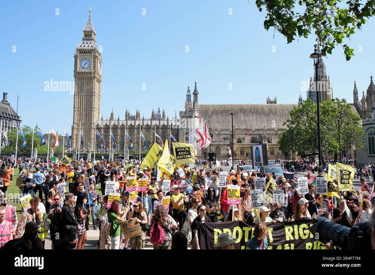 Londra, Regno Unito. 27th maggio, 2023. Attivisti provenienti da una varietà di organizzazioni tra cui Republic, Extinction Rebellion (XR), Just Stop Oil (JSO) e Black Lives Matter (BLM) hanno marciato in opposizione al disegno di legge dell'ordine pubblico, recentemente dato regale ascensione, e altre leggi governative che, secondo i dimostranti, limitano la protesta pacifica, criminalizzando azioni come il blocco e l'estensione dei poteri di stop e di seach. Credit: Undicesima ora di Fotografia/Alamy Live News Foto Stock