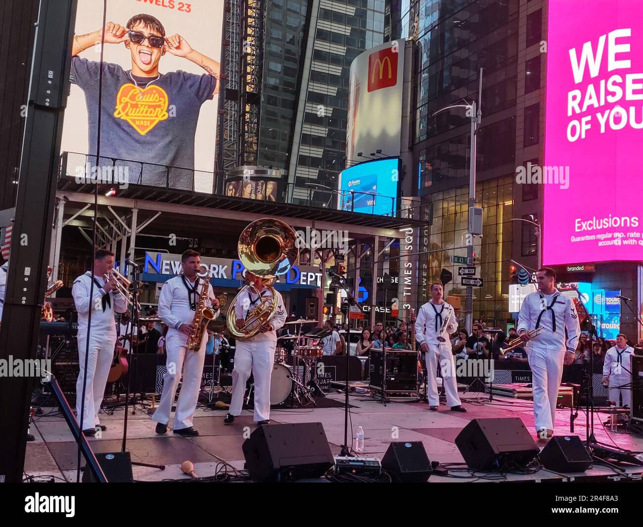 Times Square, New York, Stati Uniti. 26 maggio 2023. La US Navy Band suona sul palco a Times Square, durante la "Fleet Week" annuale di New York. Credit: Credit: Julia Mineeva/EGBN TV News/Alamy Live News Foto Stock