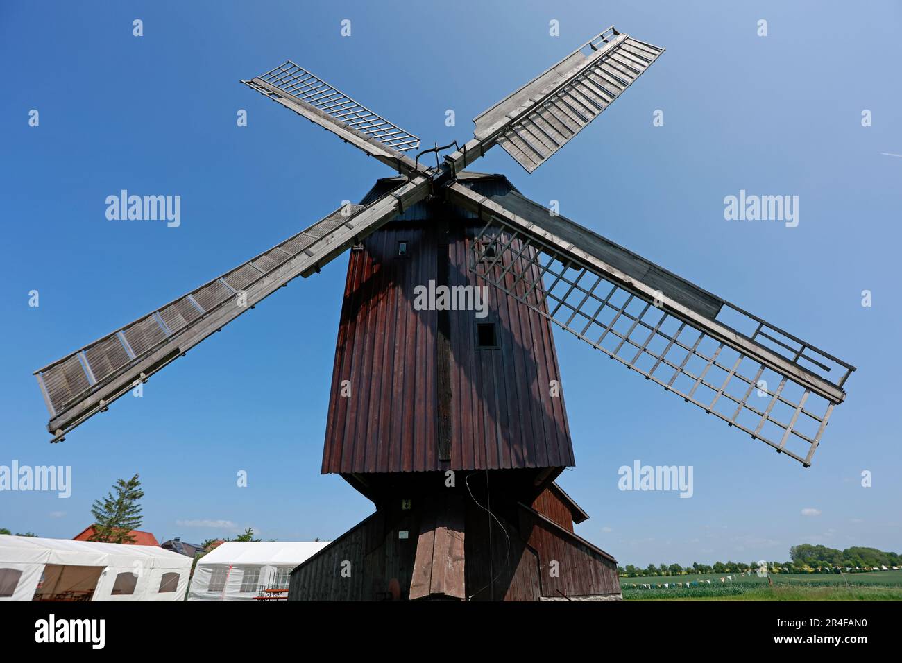 Danstedt, Germania. 26th maggio, 2023. Vista del Bockwindmühle a Danstedt. Il Bockwindmühle di Danstedt fu costruito nel 1817 su una collina a sud-est di Danstedt. Dopo un incendio nel 1835 fu ricostruito. Tra il 1987 e il 1991 il mulino è stato ampiamente restaurato. Oggi, la Danstedt Mill Association si occupa del monumento. Il mulino viene messo in funzione in occasioni speciali, come la Giornata tedesca del mulino. Il 29.05.2023 è il giorno del mulino tedesco. Credit: Matthias Bein/dpa/ZB/dpa/Alamy Live News Foto Stock