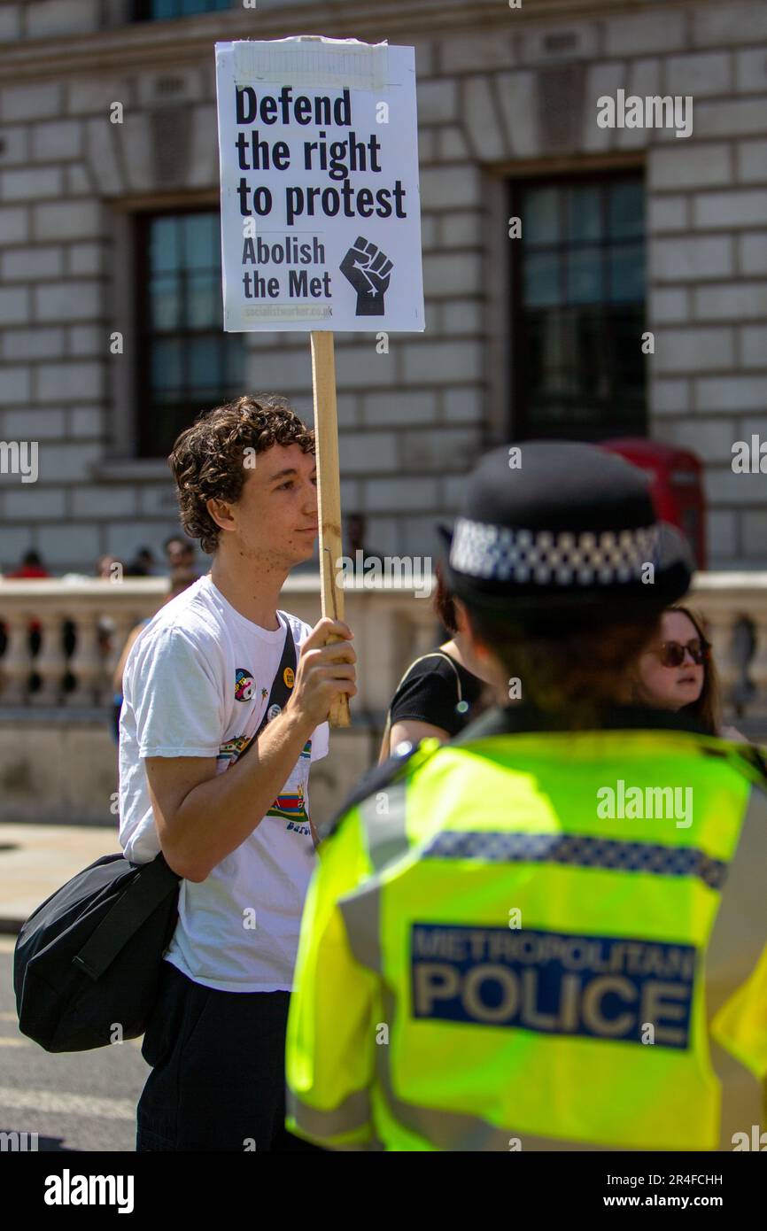 Londra, Regno Unito. 27 maggio 2023. Londra, Regno Unito – i manifestanti si riuniscono contro il nuovo Public Order Act, citando abusi della polizia all’incoronazione di re Carlo III e nuove restrizioni che prendono di mira le manifestazioni. La legge introduce poteri per fermare le proteste nei pressi delle reti di trasporto e dei siti energetici, criminalizza il “blocco” e amplia il stop-and-search, comprese le ricerche senza sospetto. Foto Stock