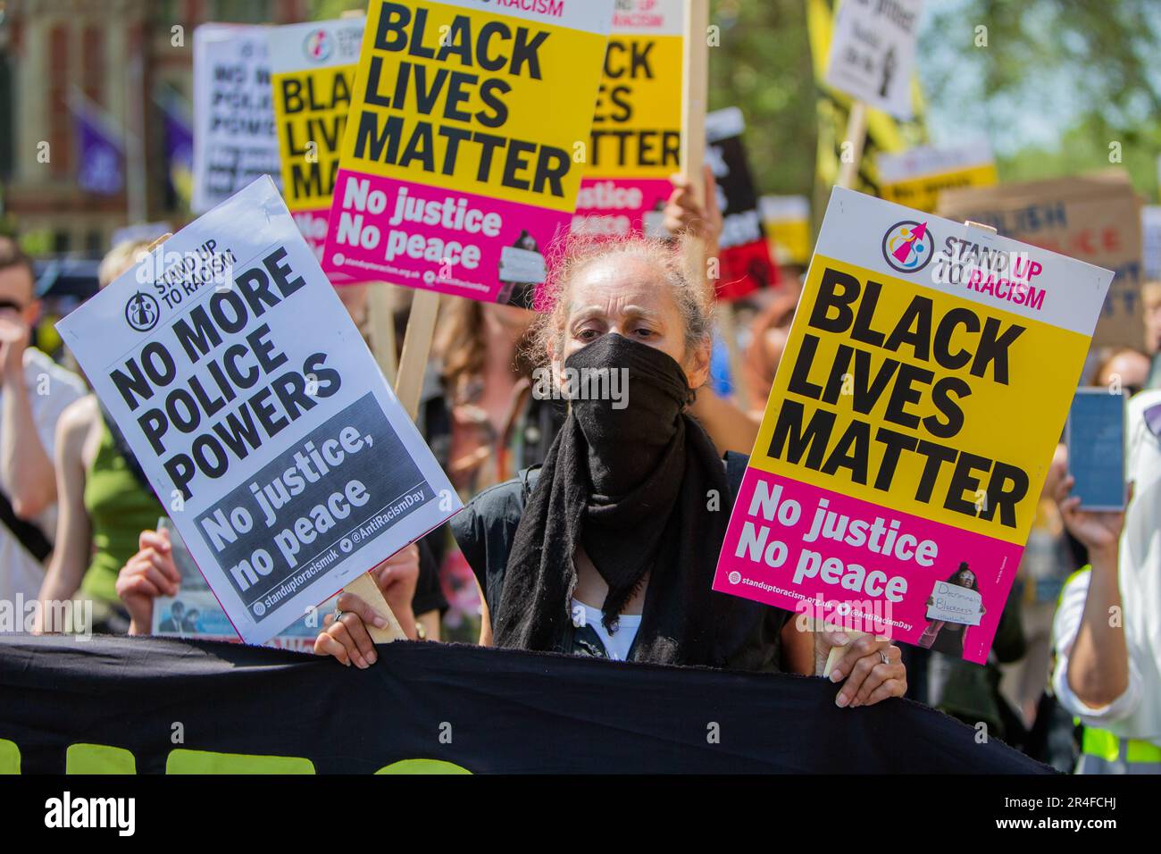 Londra, Regno Unito. 27 maggio 2023. Londra, Regno Unito – i manifestanti si riuniscono contro il nuovo Public Order Act, citando abusi della polizia all’incoronazione di re Carlo III e nuove restrizioni che prendono di mira le manifestazioni. La legge introduce poteri per fermare le proteste nei pressi delle reti di trasporto e dei siti energetici, criminalizza il “blocco” e amplia il stop-and-search, comprese le ricerche senza sospetto. Foto Stock