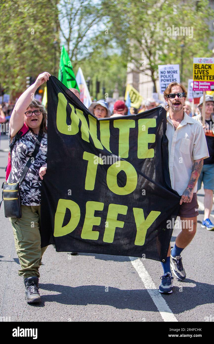 Londra, Regno Unito. 27 maggio 2023. Londra, Regno Unito – i manifestanti si riuniscono contro il nuovo Public Order Act, citando abusi della polizia all’incoronazione di re Carlo III e nuove restrizioni che prendono di mira le manifestazioni. La legge introduce poteri per fermare le proteste nei pressi delle reti di trasporto e dei siti energetici, criminalizza il “blocco” e amplia il stop-and-search, comprese le ricerche senza sospetto. Foto Stock