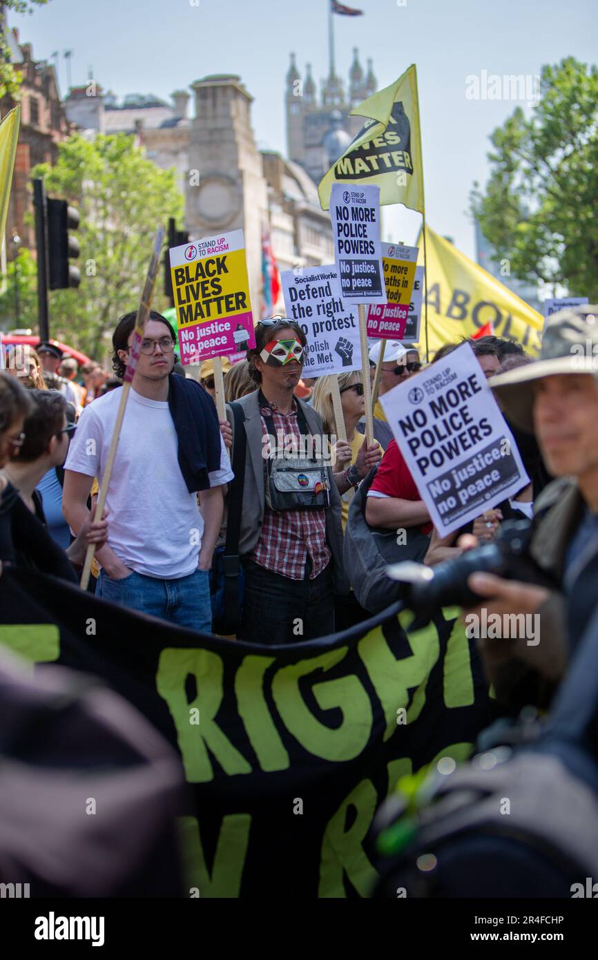 Londra, Regno Unito. 27 maggio 2023. Londra, Regno Unito – i manifestanti si riuniscono contro il nuovo Public Order Act, citando abusi della polizia all’incoronazione di re Carlo III e nuove restrizioni che prendono di mira le manifestazioni. La legge introduce poteri per fermare le proteste nei pressi delle reti di trasporto e dei siti energetici, criminalizza il “blocco” e amplia il stop-and-search, comprese le ricerche senza sospetto. Foto Stock