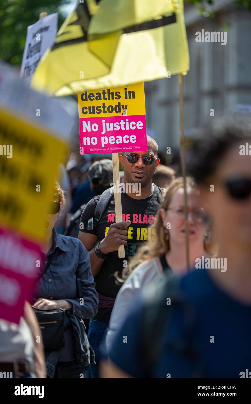 Londra, Regno Unito. 27 maggio 2023. Londra, Regno Unito – i manifestanti si riuniscono contro il nuovo Public Order Act, citando abusi della polizia all’incoronazione di re Carlo III e nuove restrizioni che prendono di mira le manifestazioni. La legge introduce poteri per fermare le proteste nei pressi delle reti di trasporto e dei siti energetici, criminalizza il “blocco” e amplia il stop-and-search, comprese le ricerche senza sospetto. Foto Stock