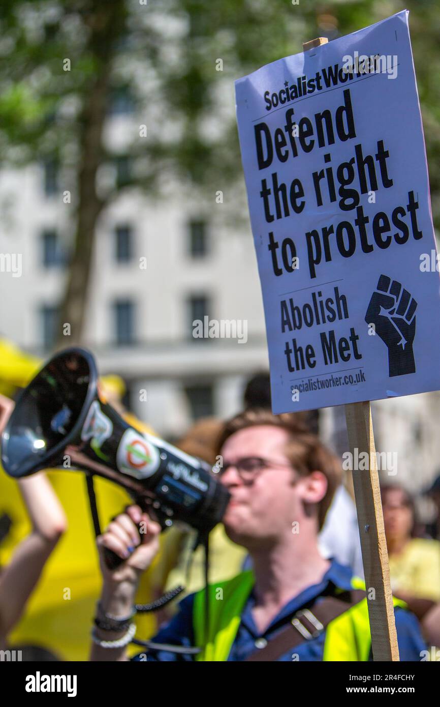 Londra, Regno Unito. 27 maggio 2023. Londra, Regno Unito – i manifestanti si riuniscono contro il nuovo Public Order Act, citando abusi della polizia all’incoronazione di re Carlo III e nuove restrizioni che prendono di mira le manifestazioni. La legge introduce poteri per fermare le proteste nei pressi delle reti di trasporto e dei siti energetici, criminalizza il “blocco” e amplia il stop-and-search, comprese le ricerche senza sospetto. Foto Stock