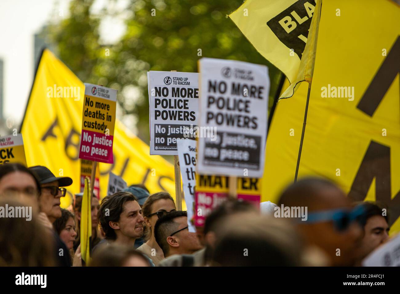Londra, Regno Unito. 27 maggio 2023. Londra, Regno Unito – i manifestanti si riuniscono contro il nuovo Public Order Act, citando abusi della polizia all’incoronazione di re Carlo III e nuove restrizioni che prendono di mira le manifestazioni. La legge introduce poteri per fermare le proteste nei pressi delle reti di trasporto e dei siti energetici, criminalizza il “blocco” e amplia il stop-and-search, comprese le ricerche senza sospetto. Foto Stock
