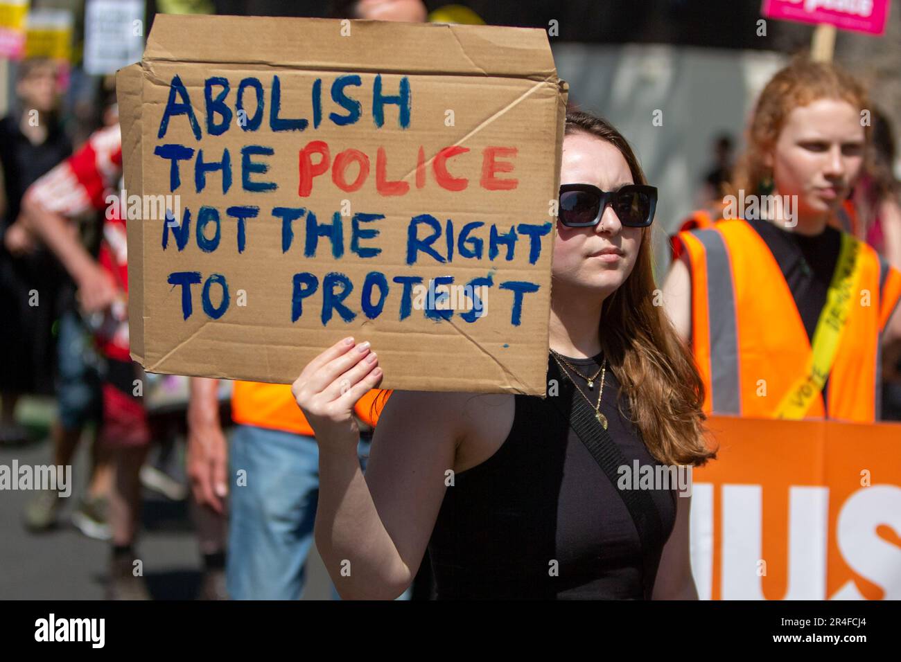 Londra, Regno Unito. 27 maggio 2023. Londra, Regno Unito – i manifestanti si riuniscono contro il nuovo Public Order Act, citando abusi della polizia all’incoronazione di re Carlo III e nuove restrizioni che prendono di mira le manifestazioni. La legge introduce poteri per fermare le proteste nei pressi delle reti di trasporto e dei siti energetici, criminalizza il “blocco” e amplia il stop-and-search, comprese le ricerche senza sospetto. Foto Stock