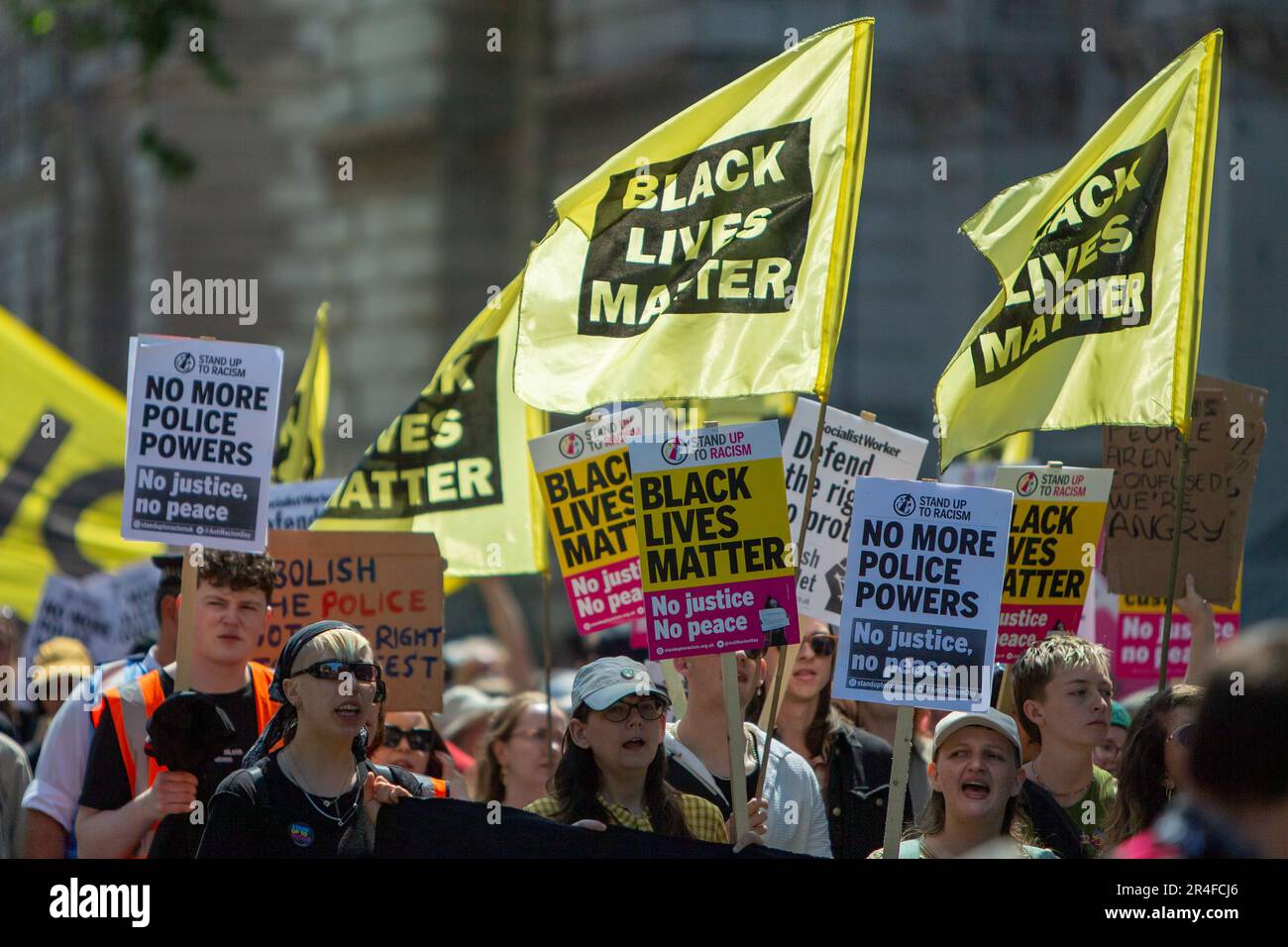 Londra, Regno Unito. 27 maggio 2023. Londra, Regno Unito – i manifestanti si riuniscono contro il nuovo Public Order Act, citando abusi della polizia all’incoronazione di re Carlo III e nuove restrizioni che prendono di mira le manifestazioni. La legge introduce poteri per fermare le proteste nei pressi delle reti di trasporto e dei siti energetici, criminalizza il “blocco” e amplia il stop-and-search, comprese le ricerche senza sospetto. Foto Stock