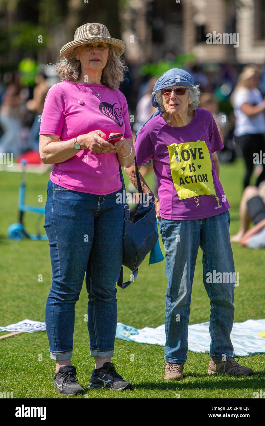 Londra, Regno Unito. 27 maggio 2023. Londra, Regno Unito – i manifestanti si riuniscono contro il nuovo Public Order Act, citando abusi della polizia all’incoronazione di re Carlo III e nuove restrizioni che prendono di mira le manifestazioni. La legge introduce poteri per fermare le proteste nei pressi delle reti di trasporto e dei siti energetici, criminalizza il “blocco” e amplia il stop-and-search, comprese le ricerche senza sospetto. Foto Stock