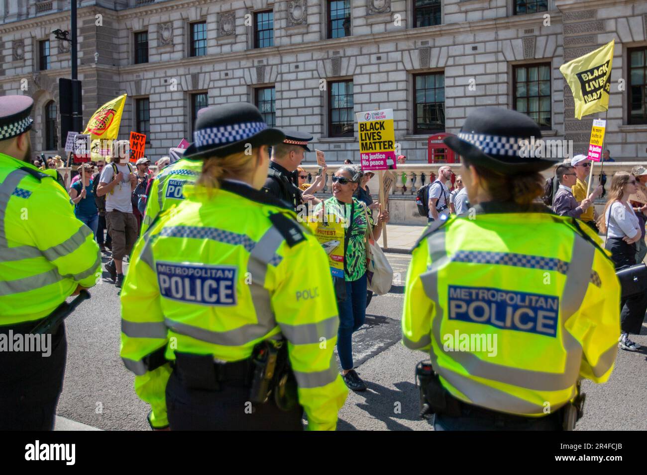 Londra, Regno Unito. 27 maggio 2023. Londra, Regno Unito – i manifestanti si riuniscono contro il nuovo Public Order Act, citando abusi della polizia all’incoronazione di re Carlo III e nuove restrizioni che prendono di mira le manifestazioni. La legge introduce poteri per fermare le proteste nei pressi delle reti di trasporto e dei siti energetici, criminalizza il “blocco” e amplia il stop-and-search, comprese le ricerche senza sospetto. Foto Stock