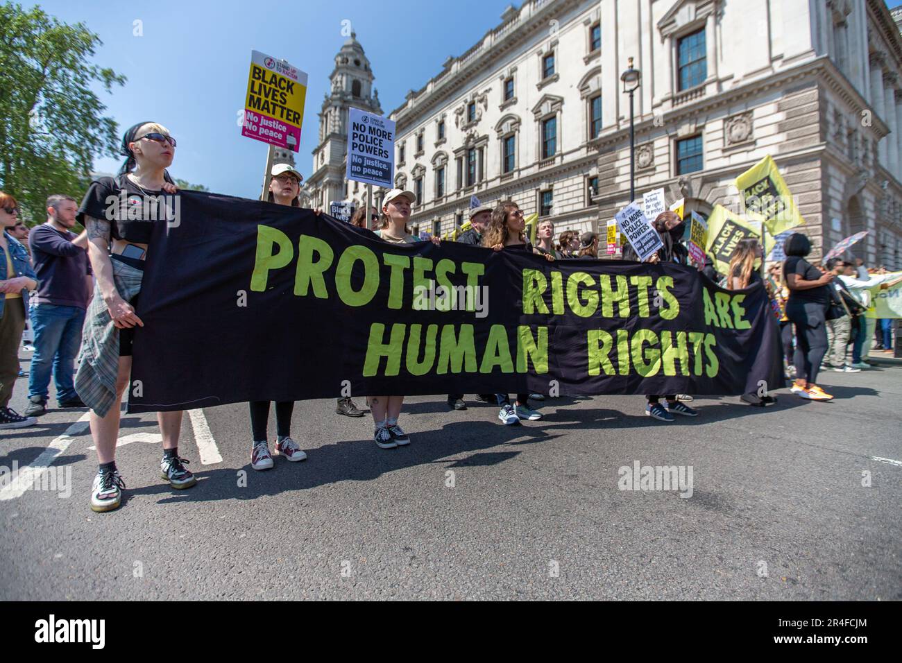 Londra, Regno Unito. 27 maggio 2023. Londra, Regno Unito – i manifestanti si riuniscono contro il nuovo Public Order Act, citando abusi della polizia all’incoronazione di re Carlo III e nuove restrizioni che prendono di mira le manifestazioni. La legge introduce poteri per fermare le proteste nei pressi delle reti di trasporto e dei siti energetici, criminalizza il “blocco” e amplia il stop-and-search, comprese le ricerche senza sospetto. Foto Stock