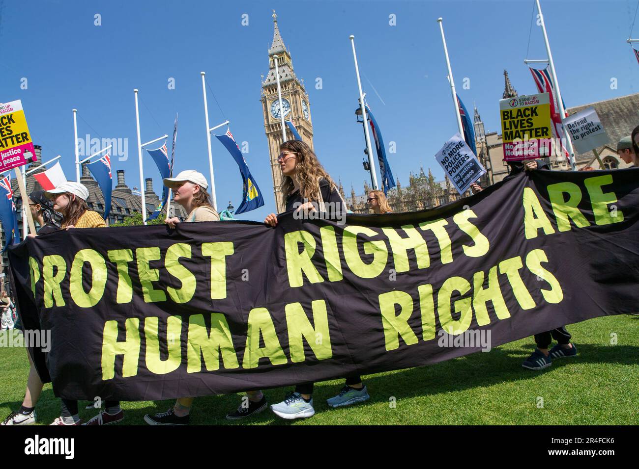 Londra, Regno Unito. 27 maggio 2023. Londra, Regno Unito – i manifestanti si riuniscono contro il nuovo Public Order Act, citando abusi della polizia all’incoronazione di re Carlo III e nuove restrizioni che prendono di mira le manifestazioni. La legge introduce poteri per fermare le proteste nei pressi delle reti di trasporto e dei siti energetici, criminalizza il “blocco” e amplia il stop-and-search, comprese le ricerche senza sospetto. Foto Stock