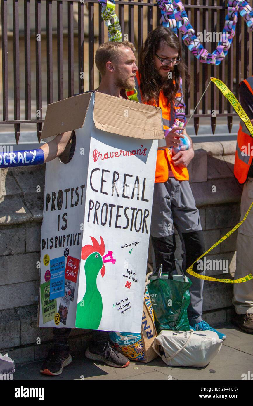 Londra, Regno Unito. 27 maggio 2023. Londra, Regno Unito – i manifestanti si riuniscono contro il nuovo Public Order Act, citando abusi della polizia all’incoronazione di re Carlo III e nuove restrizioni che prendono di mira le manifestazioni. La legge introduce poteri per fermare le proteste nei pressi delle reti di trasporto e dei siti energetici, criminalizza il “blocco” e amplia il stop-and-search, comprese le ricerche senza sospetto. Foto Stock