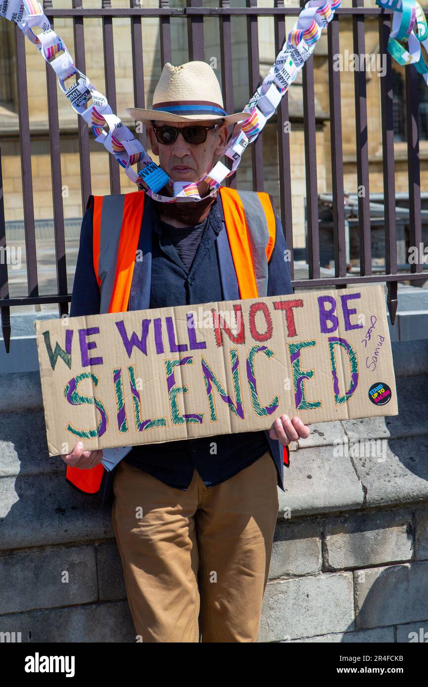 Londra, Regno Unito. 27 maggio 2023. Londra, Regno Unito – i manifestanti si riuniscono contro il nuovo Public Order Act, citando abusi della polizia all’incoronazione di re Carlo III e nuove restrizioni che prendono di mira le manifestazioni. La legge introduce poteri per fermare le proteste nei pressi delle reti di trasporto e dei siti energetici, criminalizza il “blocco” e amplia il stop-and-search, comprese le ricerche senza sospetto. Foto Stock
