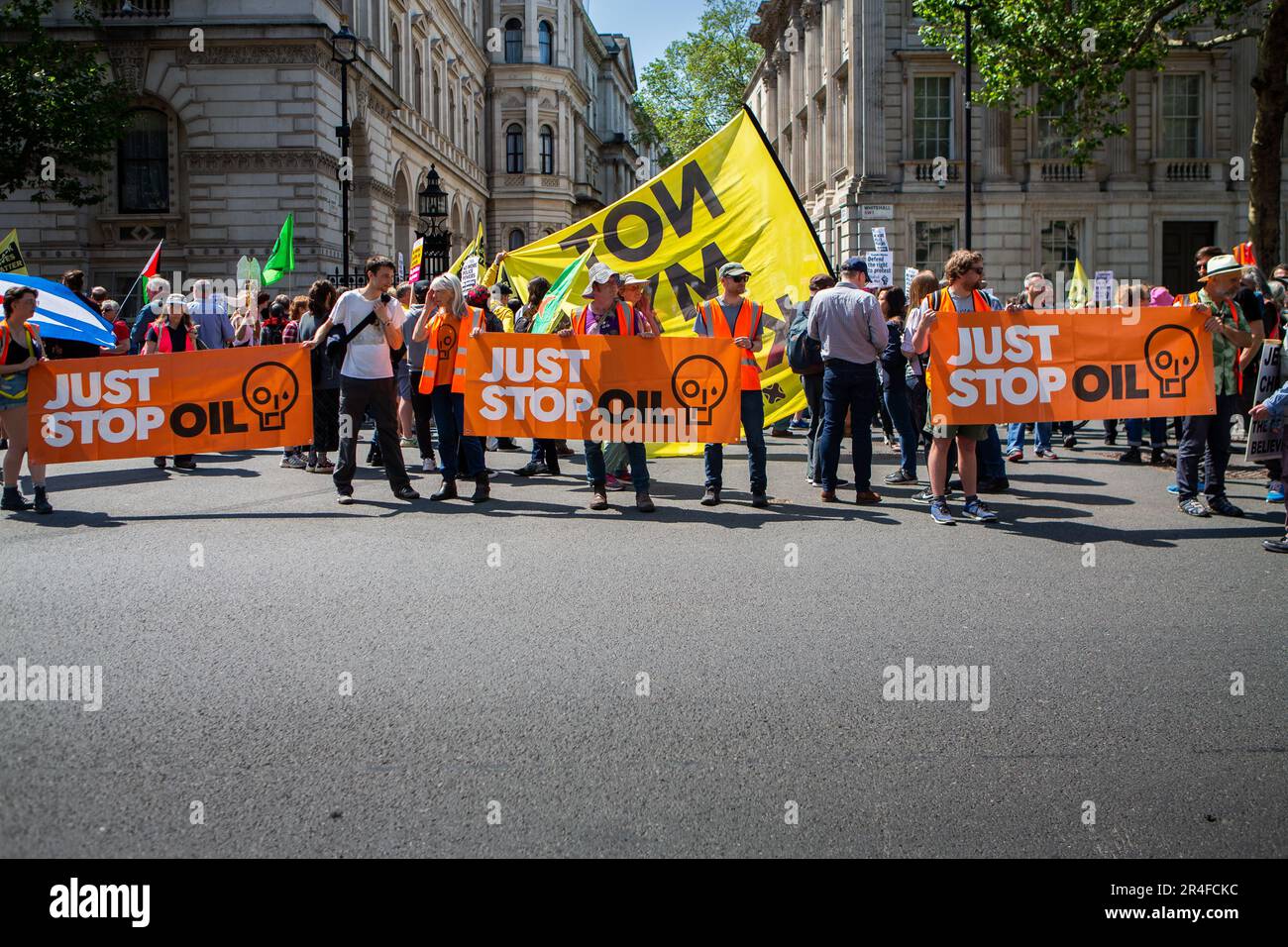 Londra, Regno Unito. 27 maggio 2023. Londra, Regno Unito – i manifestanti si riuniscono contro il nuovo Public Order Act, citando abusi della polizia all’incoronazione di re Carlo III e nuove restrizioni che prendono di mira le manifestazioni. La legge introduce poteri per fermare le proteste nei pressi delle reti di trasporto e dei siti energetici, criminalizza il “blocco” e amplia il stop-and-search, comprese le ricerche senza sospetto. Foto Stock