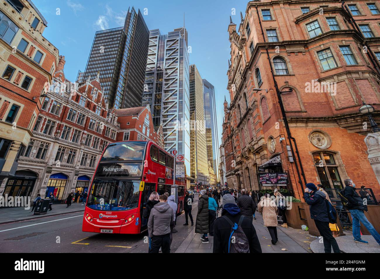 Londra, Inghilterra, Regno Unito - 4 dicembre 2021: Ampia vista della vita cittadina su Liverpool Street con i turisti intorno alla stazione e gli alti e moderni edifici in mattoni Foto Stock