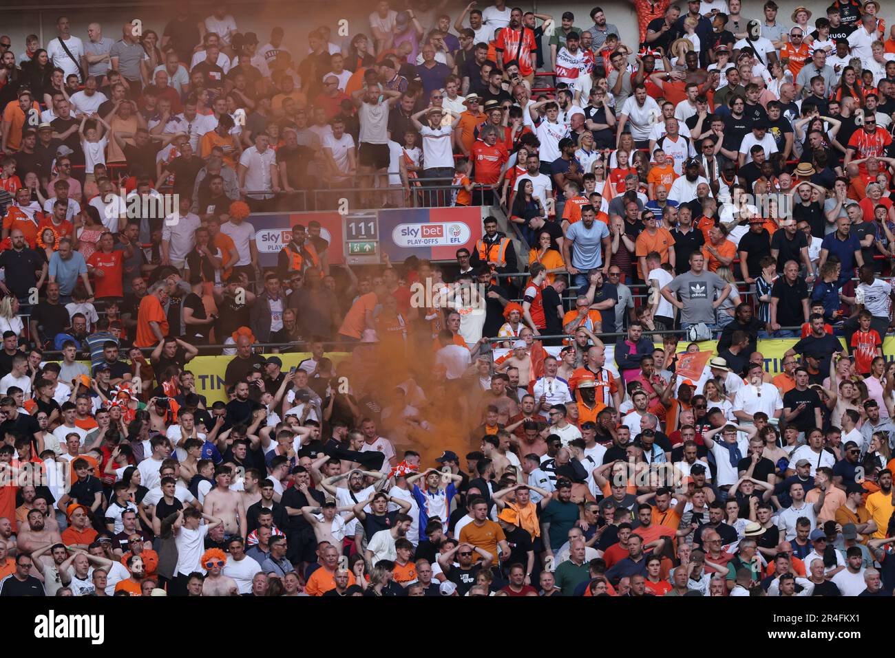 Londra, Regno Unito. 27th maggio, 2023. I tifosi di Luton alla partita finale di Play-off del Campionato EFL Coventry City contro Luton Town al Wembley Stadium, Londra, Regno Unito, il 26th maggio 2023. Credit: Paul Marriott/Alamy Live News Foto Stock