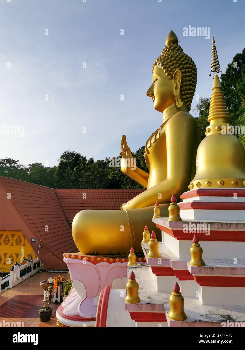 Un Buddha seduto a Wat Khao Rang Samakkhitham un tempio buddista tailandese a Phuket, Thailandia. Buddhismo tailandese e concetto di cultura. Foto Stock