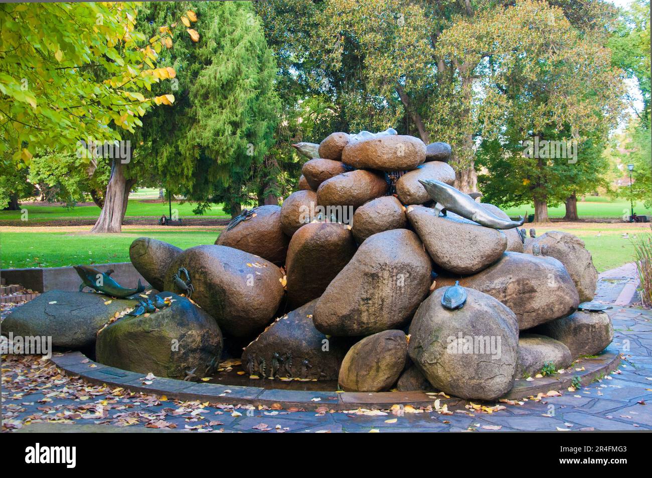 June Arnold, Dolphin Fountain, Bronze and Granite Fountain, 1982, Fitzroy Gardens, Melbourne, Australia Foto Stock