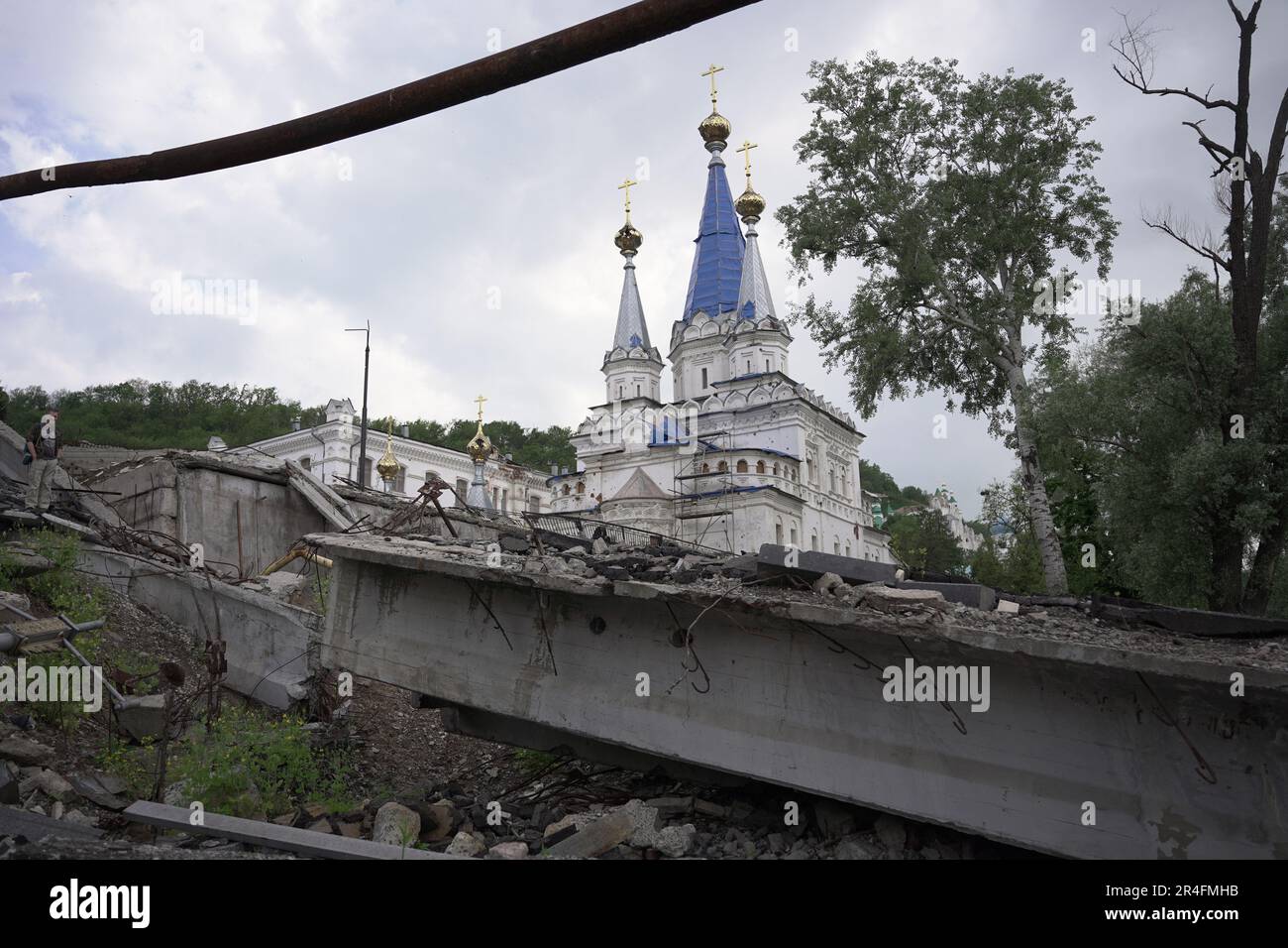 La città in rovina di Sviatohirsk, nella regione di UkraineÕs Donbass. Solo pochi mesi fa, era occupata dalle forze russe. UkraineÕs esercito liberò la città, ma le cicatrici di guerra rimangono. Foto Stock