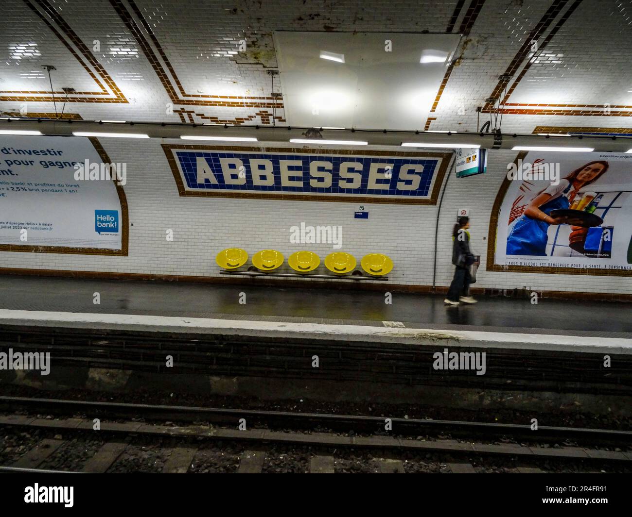 La bellissima Abbesses (metropolitana di Parigi), stazione dei trasporti pubblici, Francia. Gente del posto, turisti e turisti Foto Stock