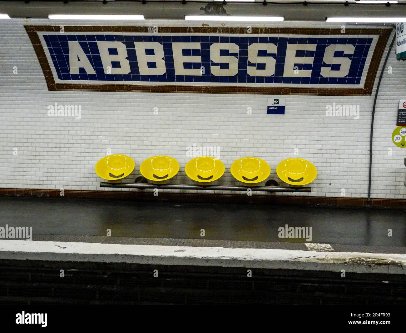 La bellissima Abbesses (metropolitana di Parigi), stazione dei trasporti pubblici, Francia. Gente del posto, turisti e turisti Foto Stock