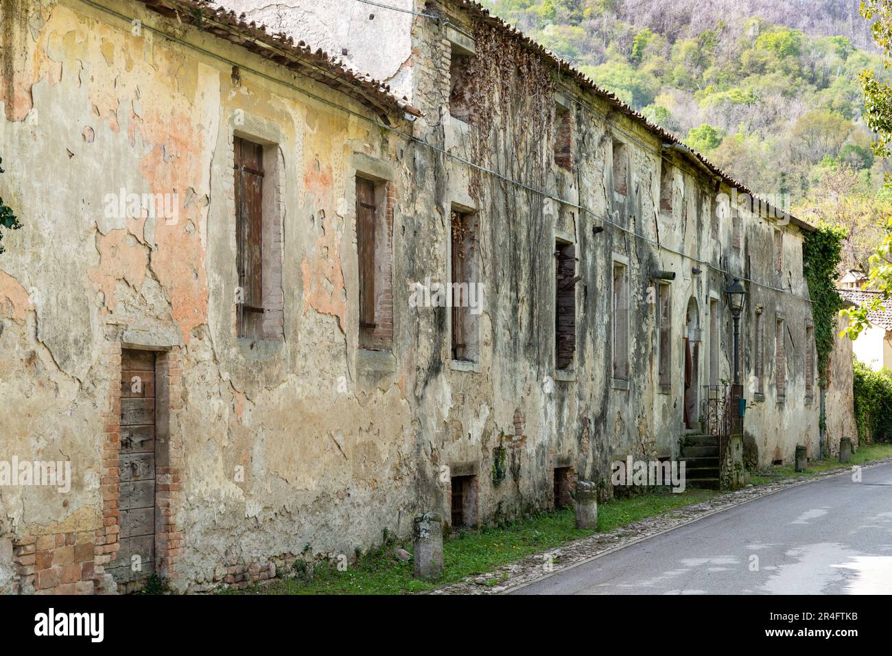 Valsanzibio,Italia-15 aprile 2023:vista sulla città di Valsanzibio durante una giornata di sole Foto Stock