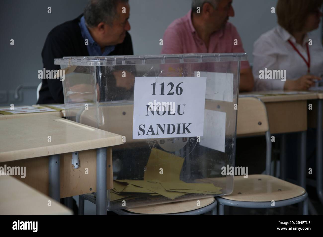 Ankara. 28th maggio, 2023. Questa foto scattata il 28 maggio 2023 mostra una cassa elettorale presso un seggio elettorale ad Ankara, T¨¹rkiye. Il voto inizia domenica nel ballottaggio presidenziale di T¨¹rkiye, in cui il presidente in carica Recep Tayyip Erdogan e il suo principale concorrente Kemal Kilicdaroglu gareggeranno per la presidenza. Credit: Li Zhenbei/Xinhua/Alamy Live News Foto Stock