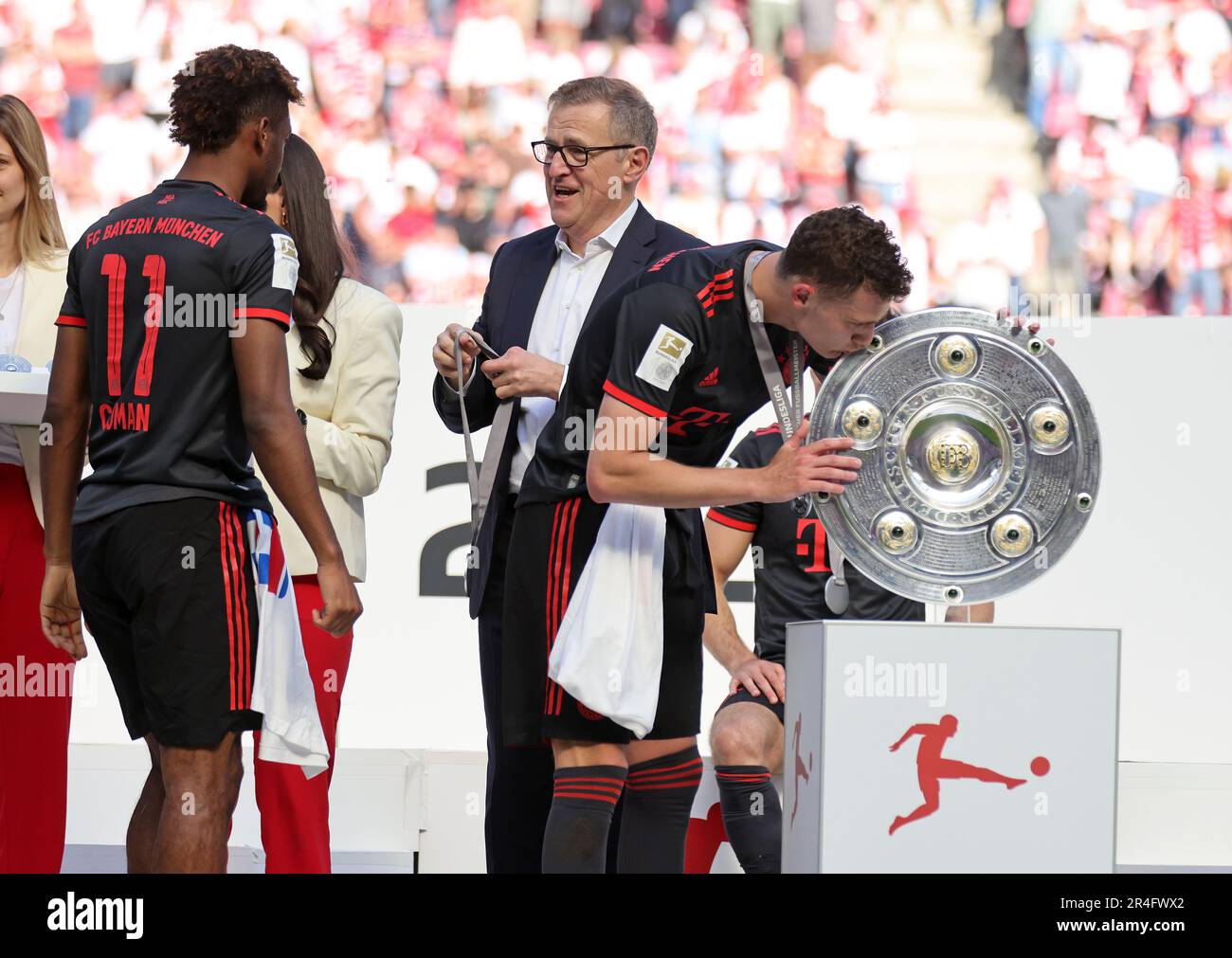 Benjamin Pavard of Bayern Muenchen Kingsley Coman of Bayern Muenchen Finanzvorstand Jan Christian Dreesen FC Bayern MŸnchen Deutscher Meister 2023 FC Bayern MŸnchen feiert Fussball 1 . Bundesliga Saison 2022 / 2023 1. FC Kšln Koeln - FC Bayern MŸnchen festeggia dopo che il loro fianco ha finito la stagione come campioni della Bundesliga © diebilderwelt / Alamy Stock Foto Stock
