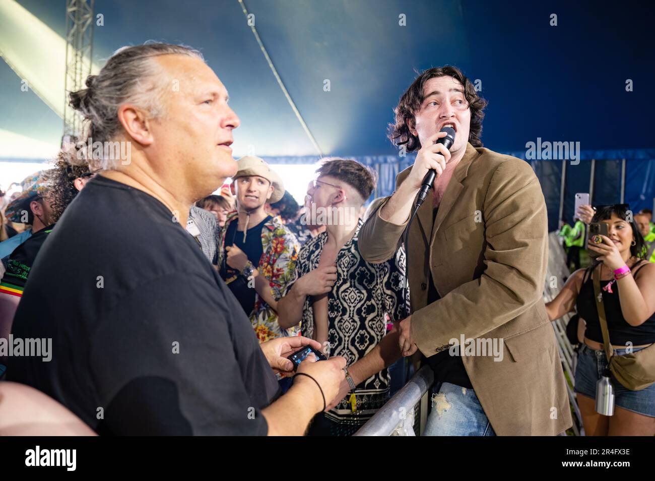 Warrington, Regno Unito. 27th maggio 2023. Concerto di corteggiamento nel grande top il giorno 1 del NBHD Weekend Festival 2023 di Warrington, Credit: Gary Mather/Alamy Live News Foto Stock