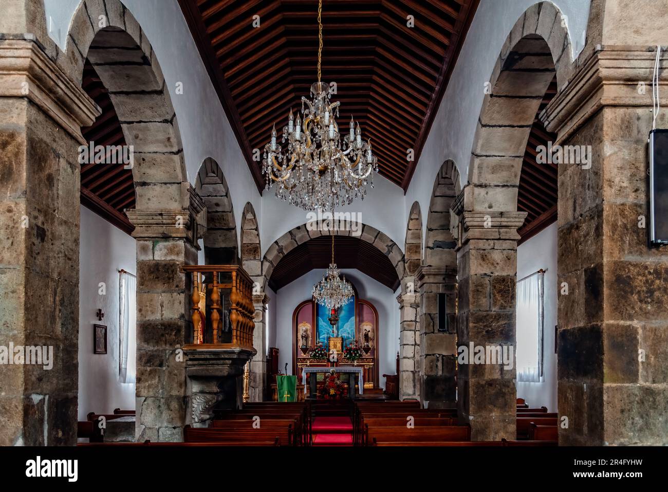 Quatro Ribeiras, Portogallo - 3 luglio 2022: Vista interna della chiesa. Altare. Isola di Terceira, Azzorre. Foto Stock