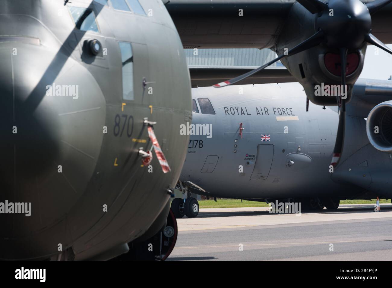 Lockheed C-130 Hercules e C-17 Globemaster al RAF Brize Norton Foto Stock