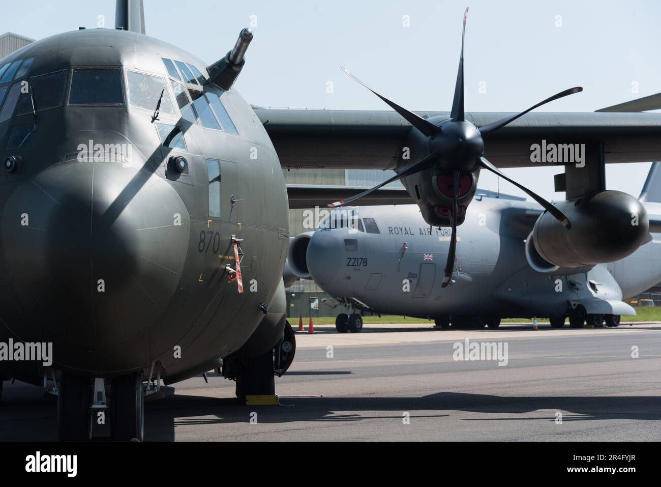 Lockheed C-130 Hercules e C-17 Globemaster al RAF Brize Norton Foto Stock