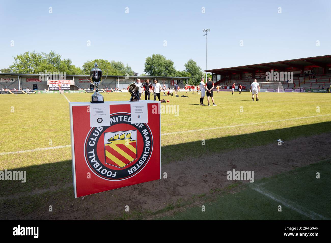 Manchester, Regno Unito. 27th maggio 2023. Il sindaco di Manchester Andy Burnham si è Unito ai giocatori del FC United Legends vs Len Johnson FC . Sabato 27th maggio 2023. Il FC United of Manchester ha ospitato il FC United Legends vs il Len Johnson FC. L'attrezzatura fa parte di una campagna di raccolta fondi che mira a riconoscere l'ex pugile senza corona Len Johnson con una statua nel centro di Manchester. Football Club United of Manchester a Broadhurst Park, Moston Manchester UK. Picture: Garyroberts/worldwidefeatures.com Credit: GaryRobertsphotography/Alamy Live News Foto Stock