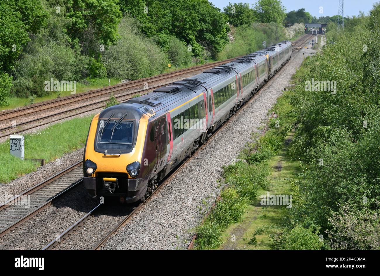 I treni Crosscountry Voyagers 220017 e 220026 passano al North Stafford Junction con il servizio ferroviario 08:06 da Edimburgo a Plymouth il 26 maggio 2023 Foto Stock