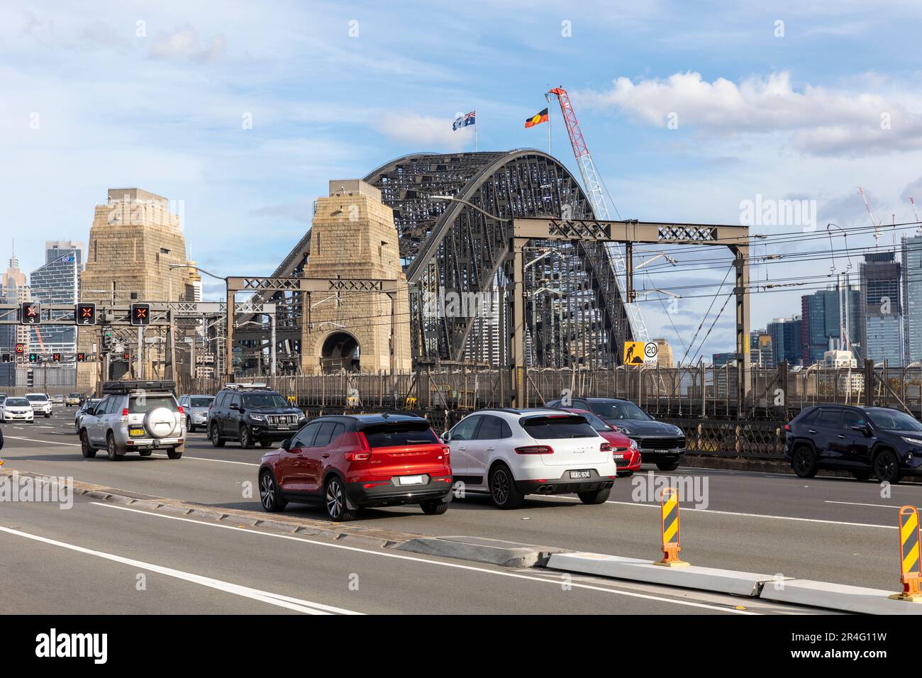 Auto che attraversano il Sydney Harbour Bridge, Sydney, NSW, Australia Foto Stock