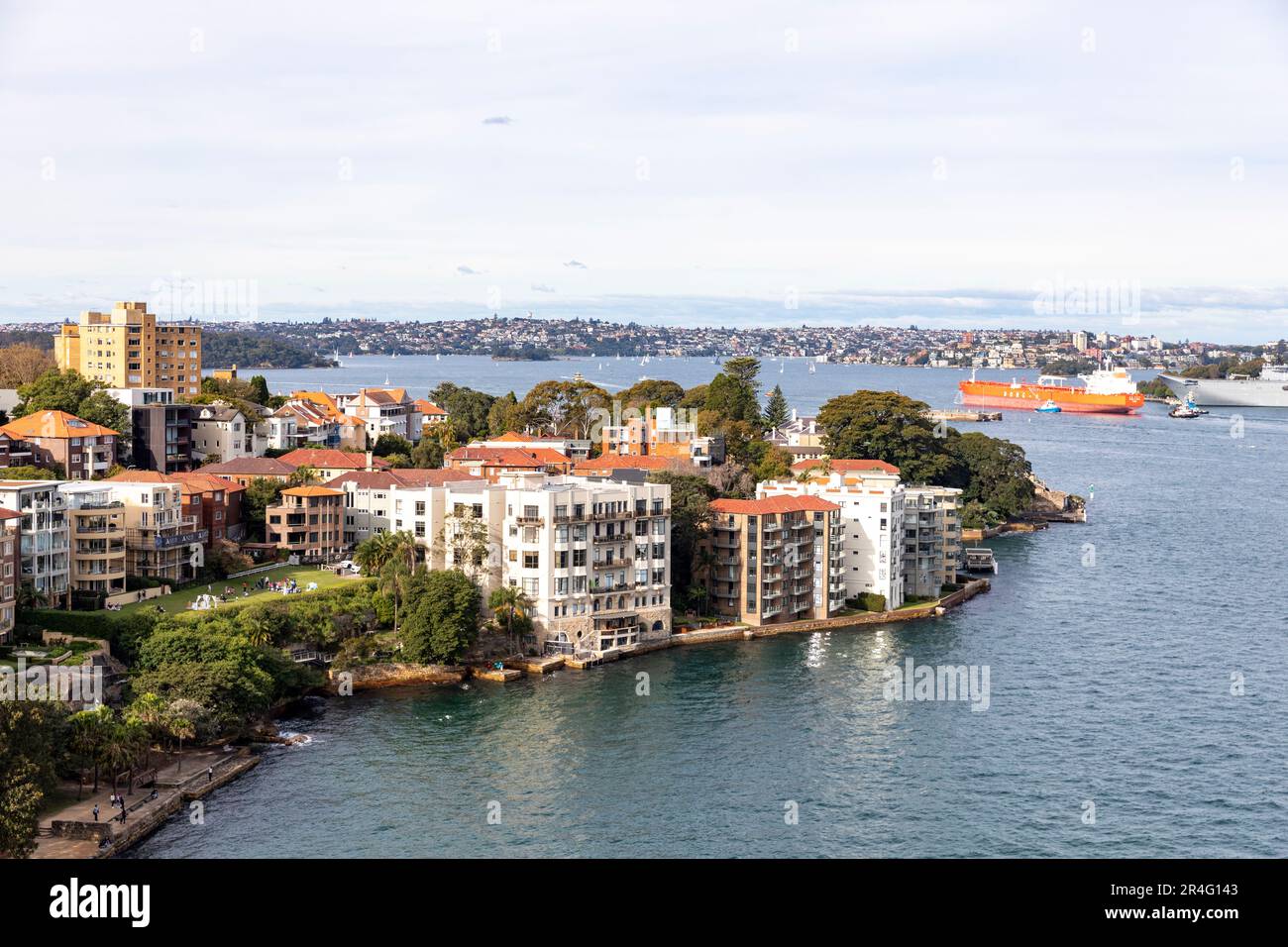Kirribilli sobborgo di Sydney sulla sponda nord bassa con edifici di appartamenti sul lungomare con vista sul Porto di Sydney, NSW, Australia Foto Stock